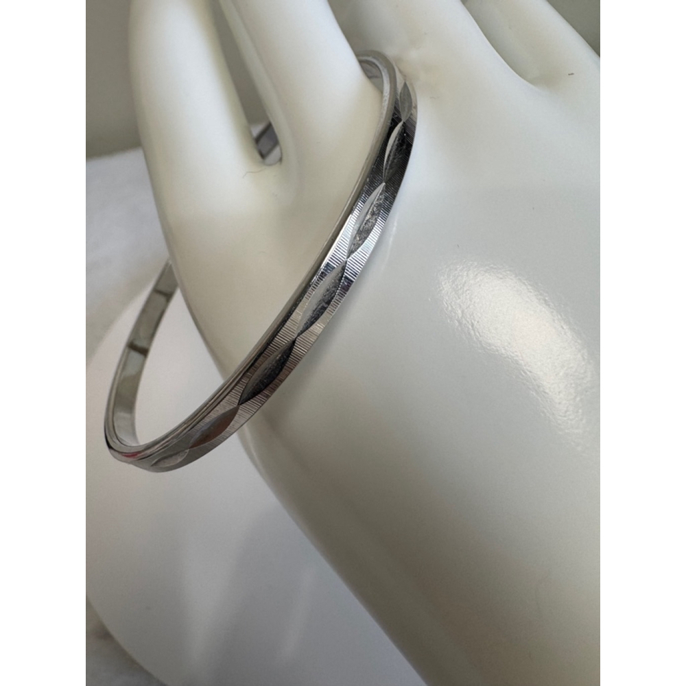 Vintage Monet sz L silver tone diamond pattern bangle bracelet